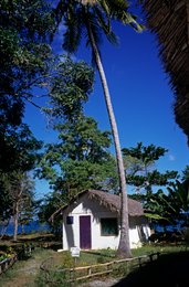 Archipel-des-Comores;-Cocotier;-France;-Habitat;-Kaleidos;-Kaleidos-images;-La-parole-à-limage;-Laurent-Abad;-Maison;-Mayotte;-Mer;-Océan-Indien;-Stories-Pictures;-Toit-de-chaume;-Végétation